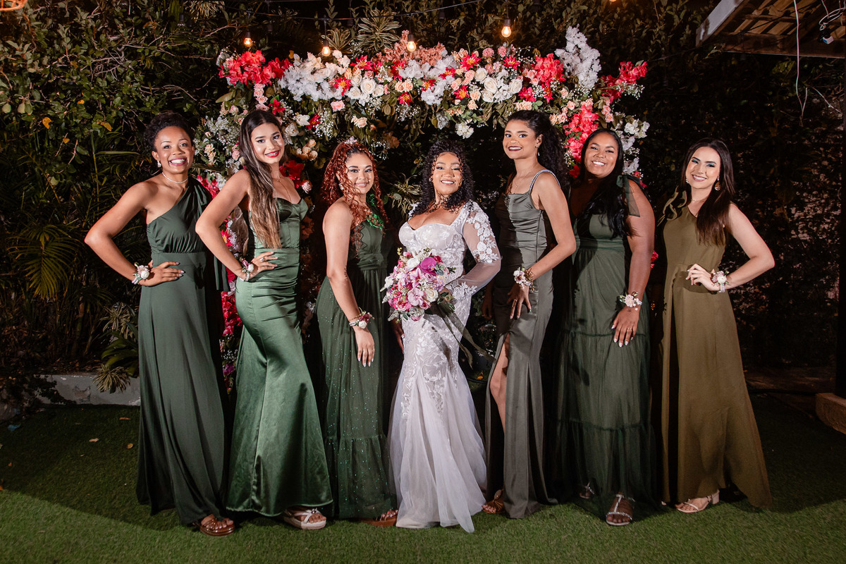 Madrinhas posando juntas durante a festa de casamento em Salvador