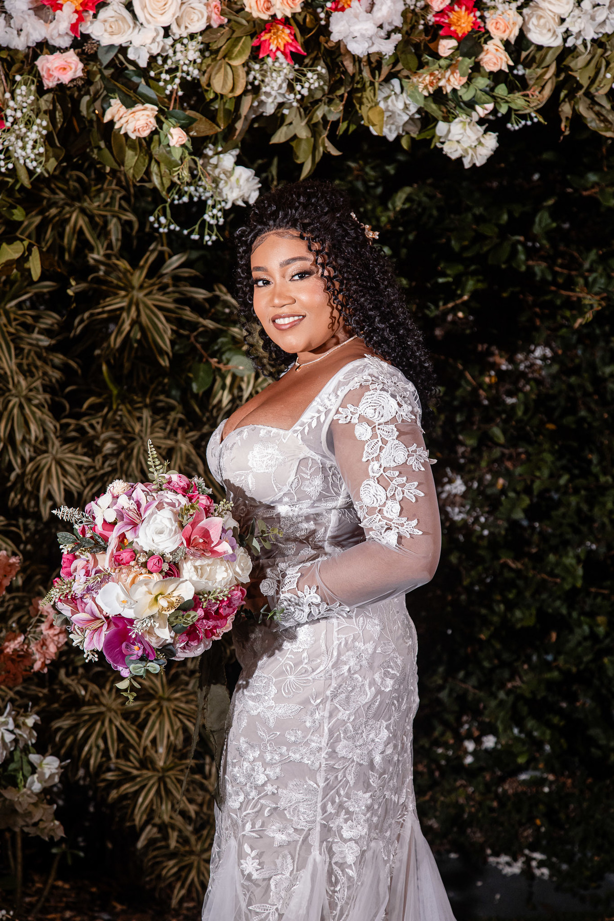 Retrato da noiva sorrindo com buquê de flores na festa de casamento em Salvador