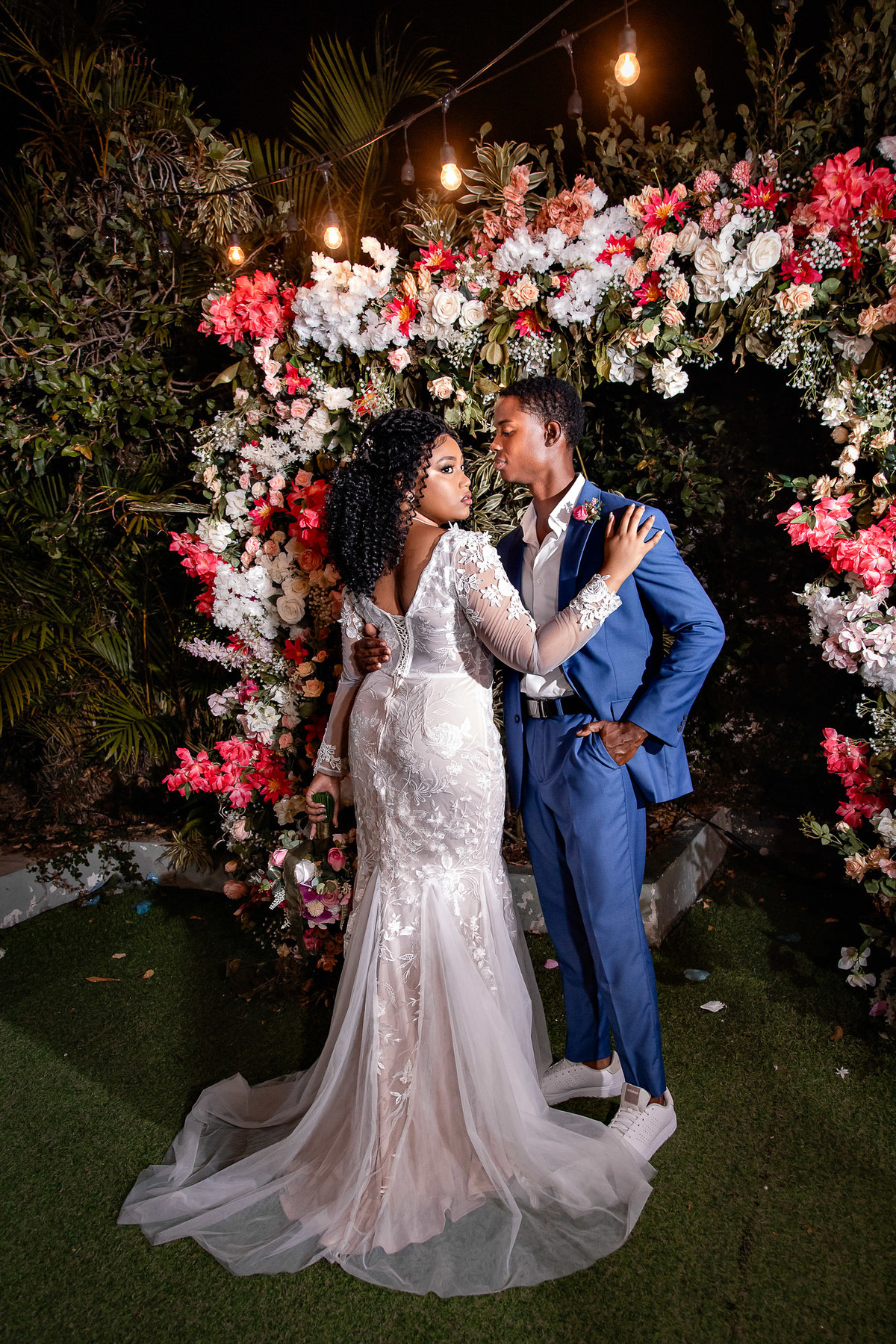 Noivos em abraço íntimo durante retrato noturno da festa de casamento em Salvador