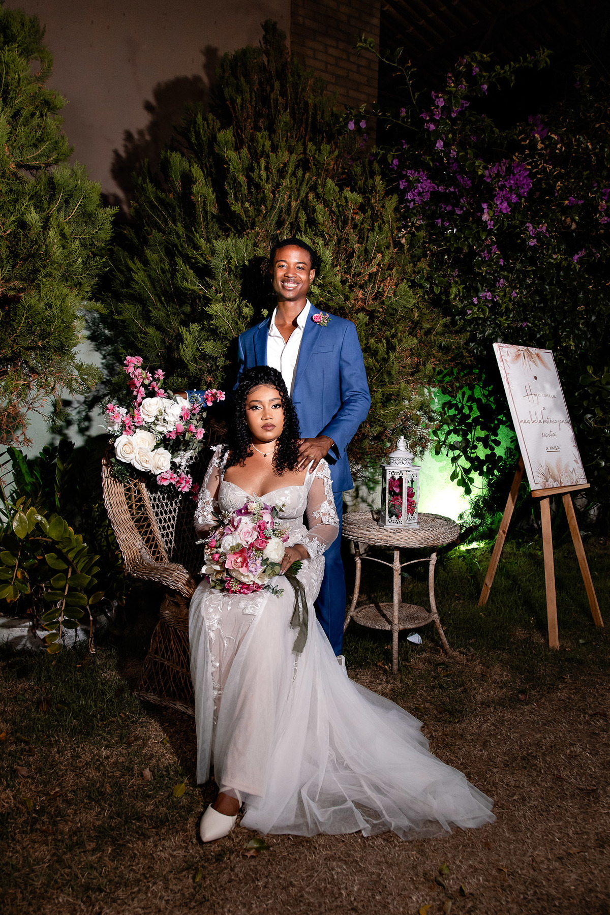 Noivos posando ao lado da decoração da festa de casamento em Salvador