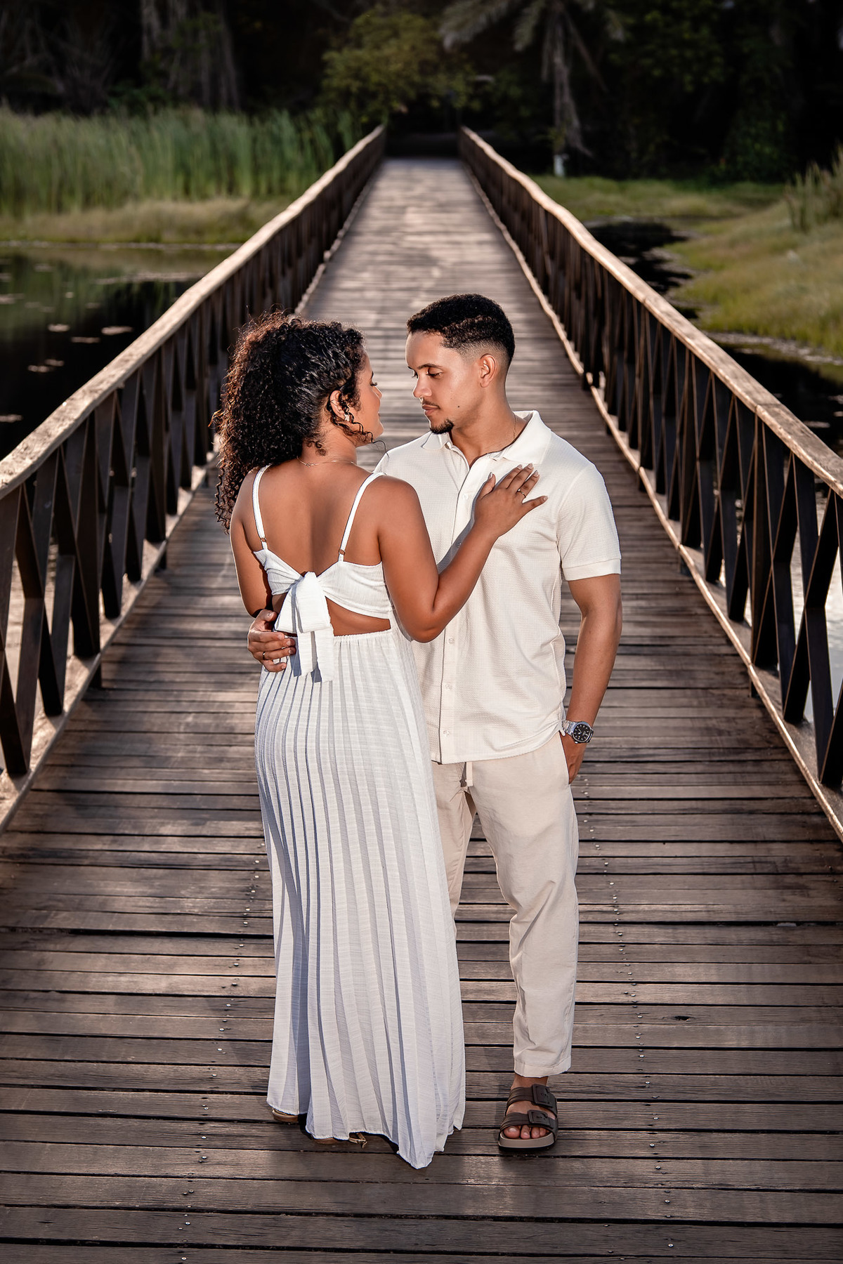 Noivos caminhando de mãos dadas na ponte, ensaio de casal na Praia do Forte