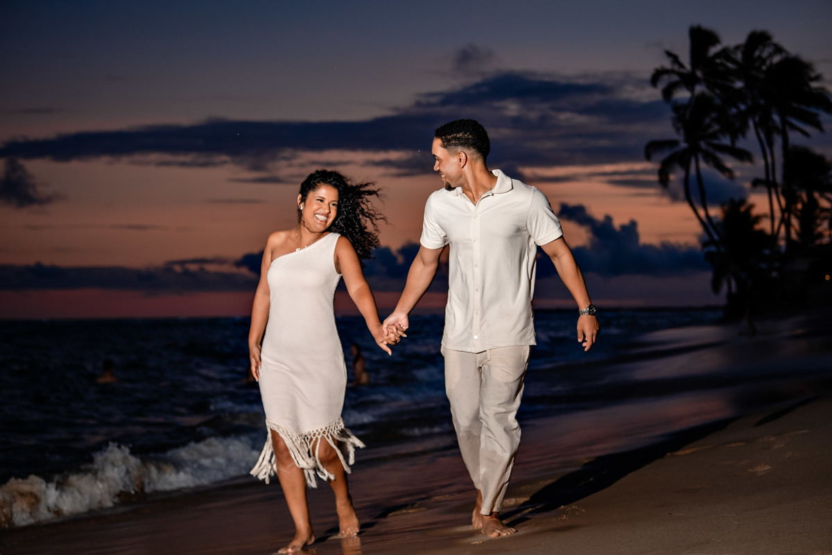 Casal na praia ao entardecer durante ensaio pré-casamento na Praia do Forte
