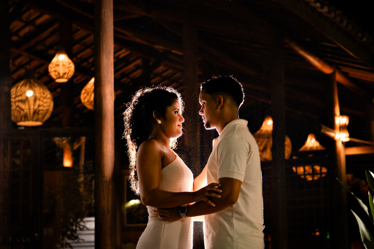 Casal abraçado à noite no ensaio pré-casamento na Praia do Forte