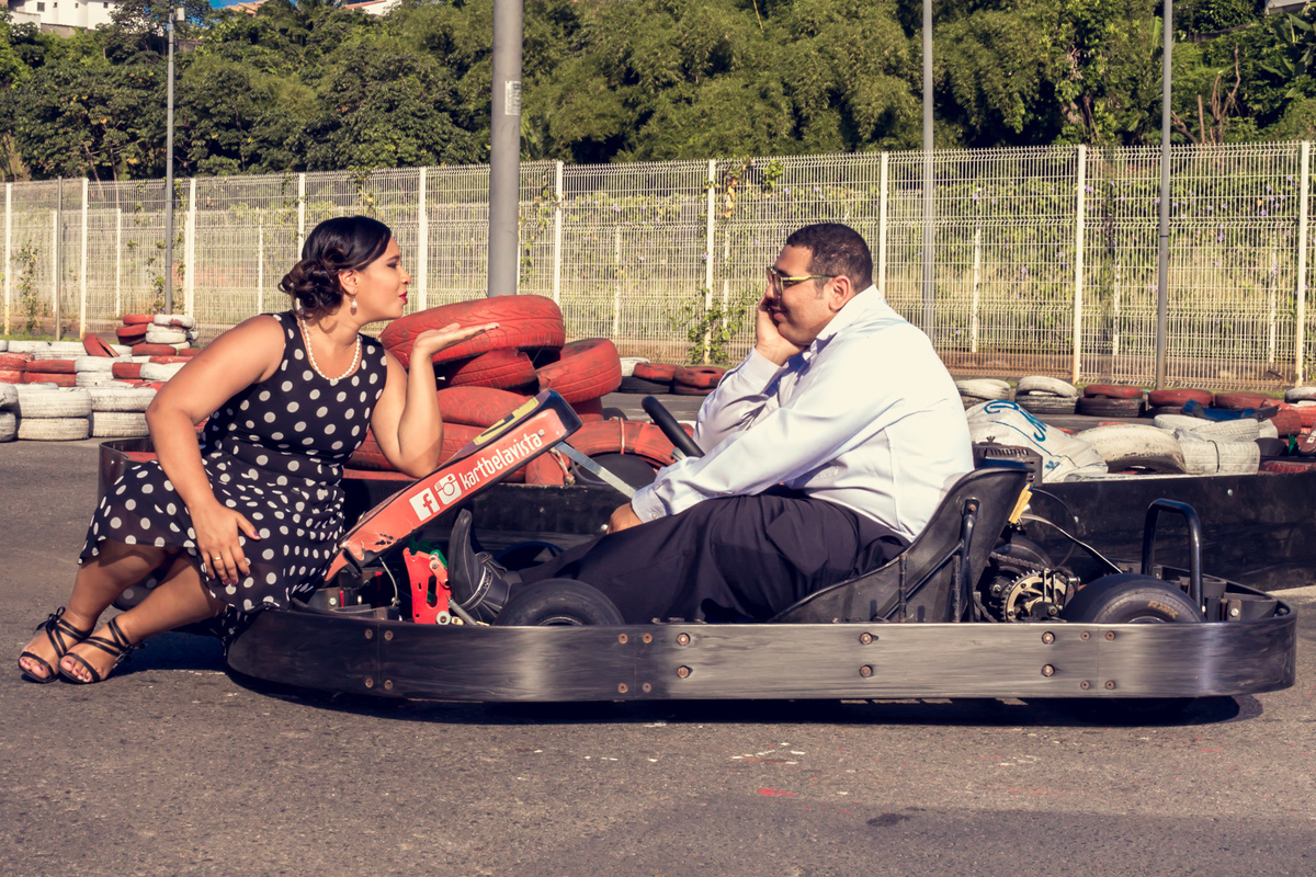 noiva paquerando o piloto de kart