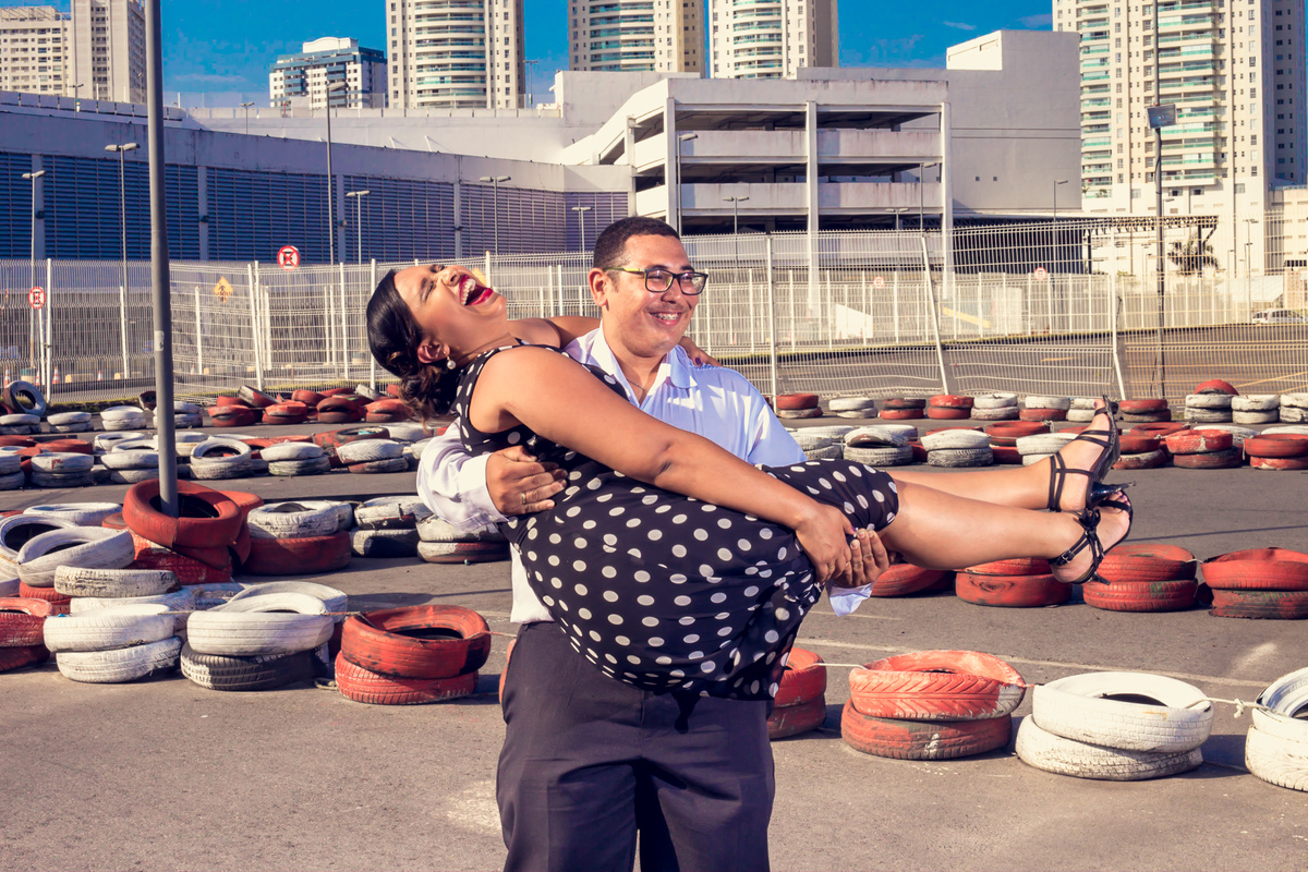 risada espontânea da noiva em ensaio fotográfico