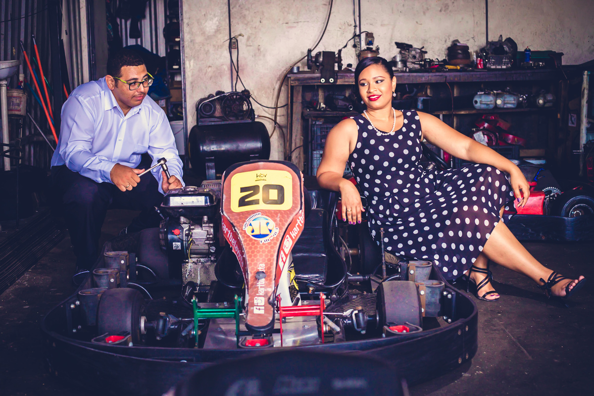 fotografia com casal em um carro de kart