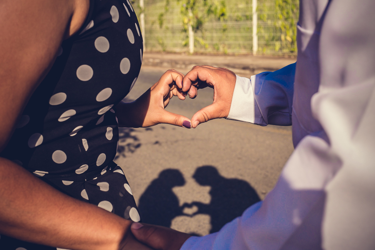fotografia romântica de casal ensaio pré-casamento