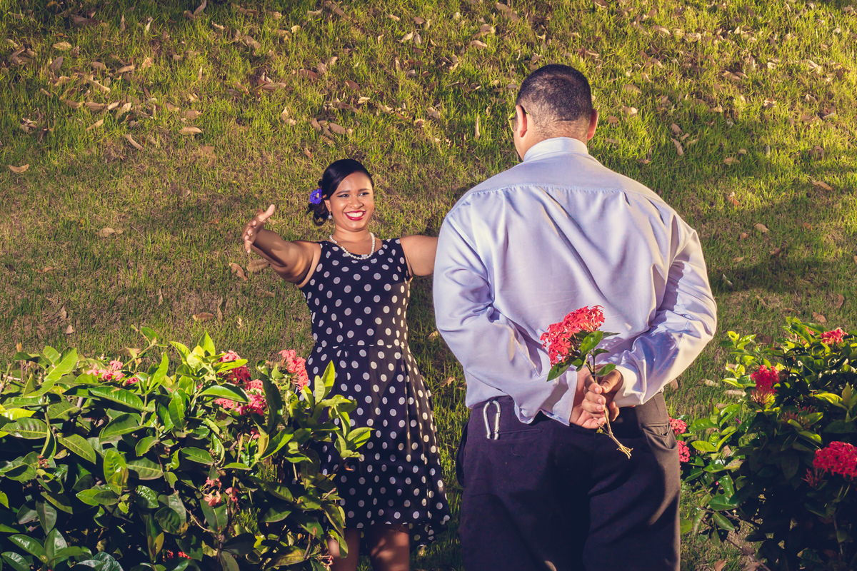 noiva abraçando o noivo que está segurando flores
