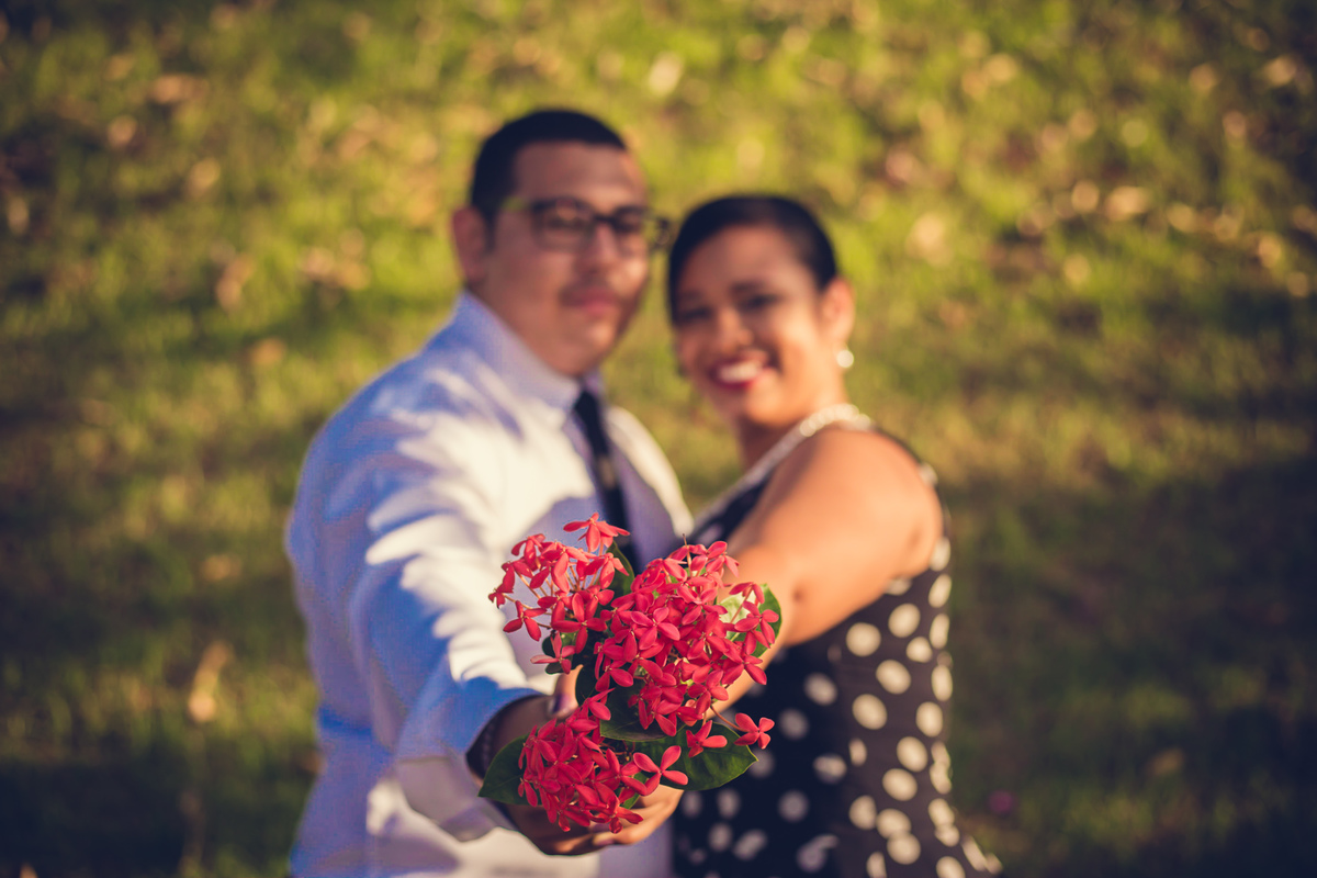 casal segurando um ramo de flores