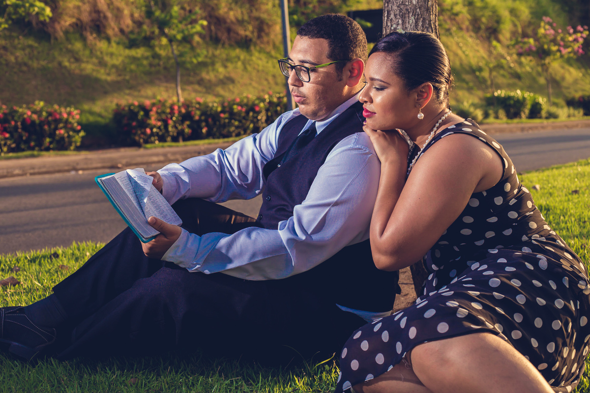 casal lendo a bíblia em ensaio pré-casamento