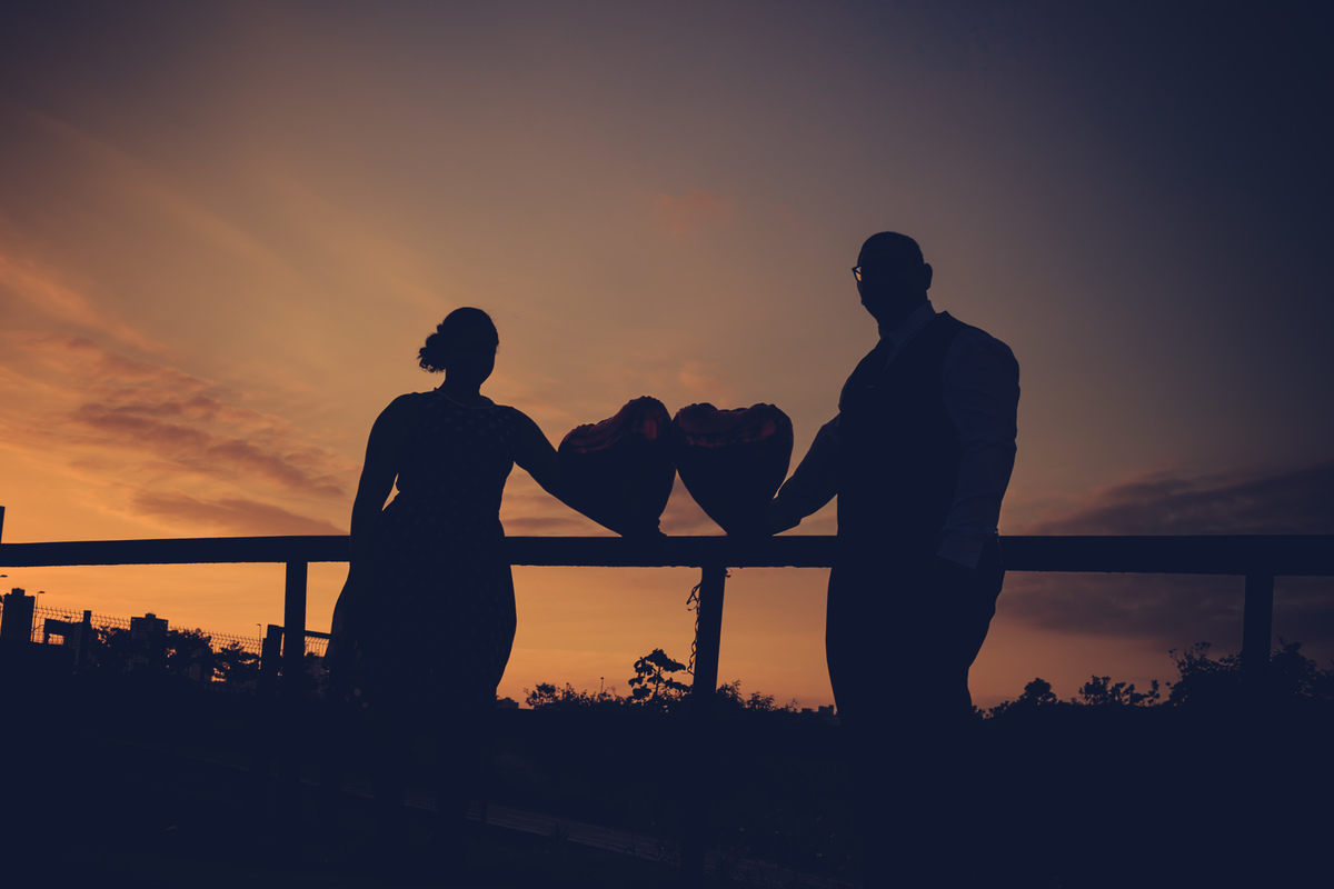 foto de silhueta com corações ao por do sol