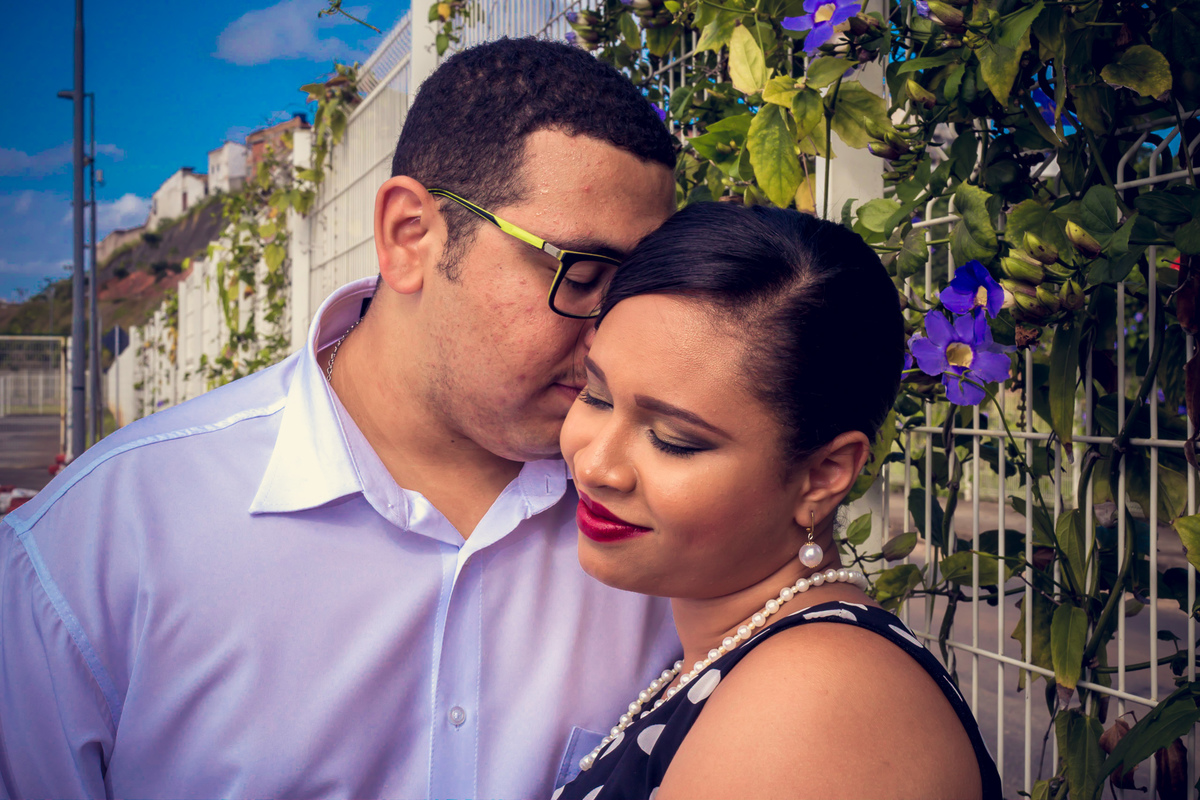 ensaio de casal com noivo cheirando o rosto da noiva