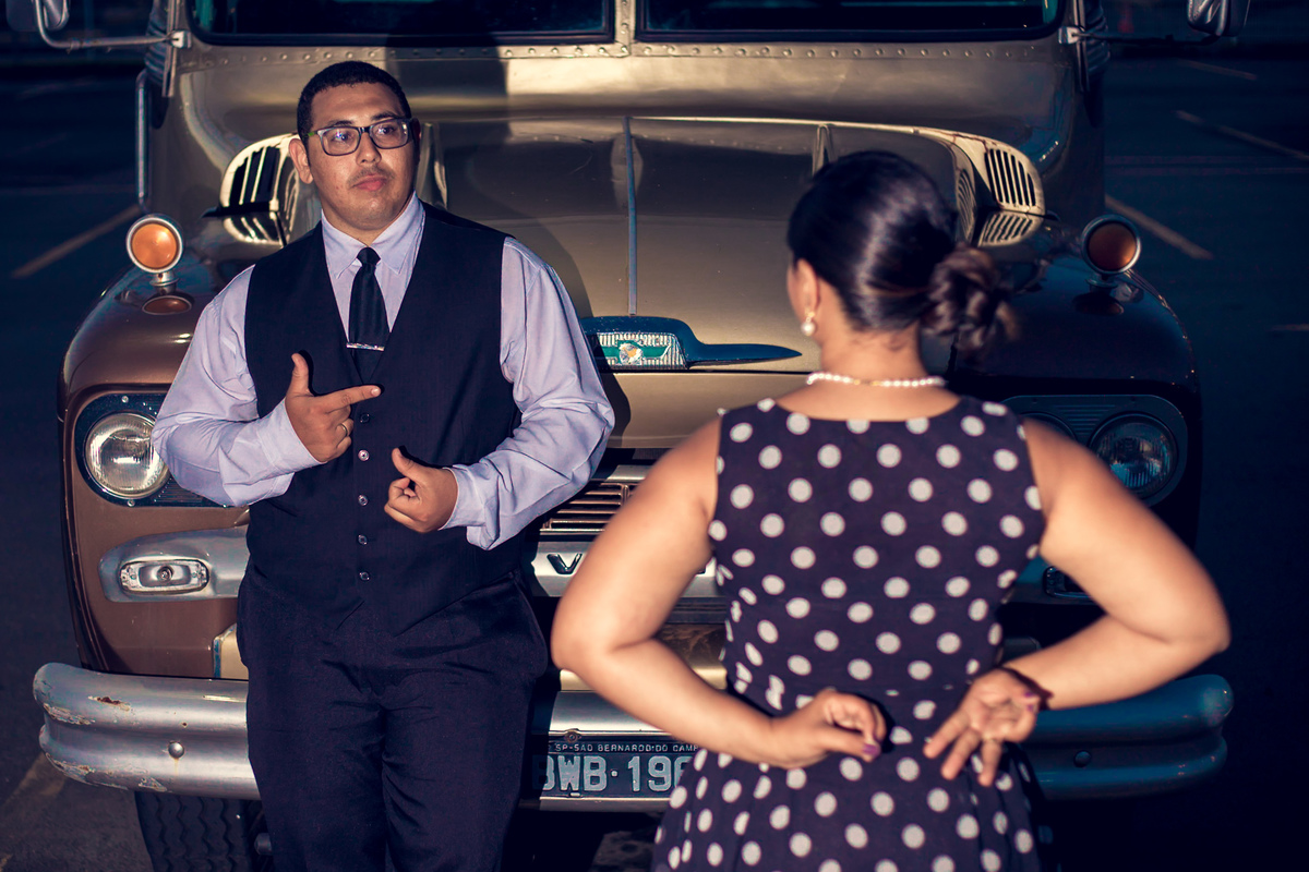 foto de casal em frente a um carro antigo estilo anos 80
