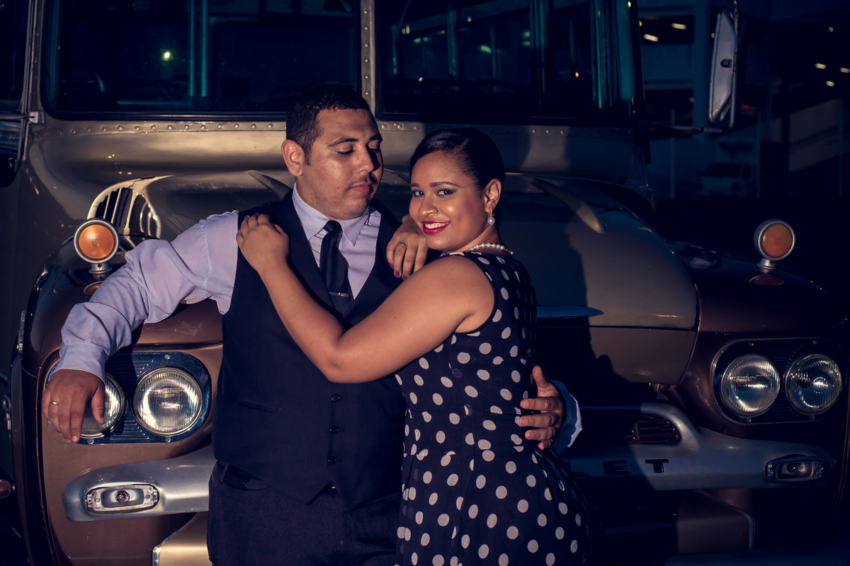 abraço bom de noivos com roupas dos anos 80 em ensaio em Salvador