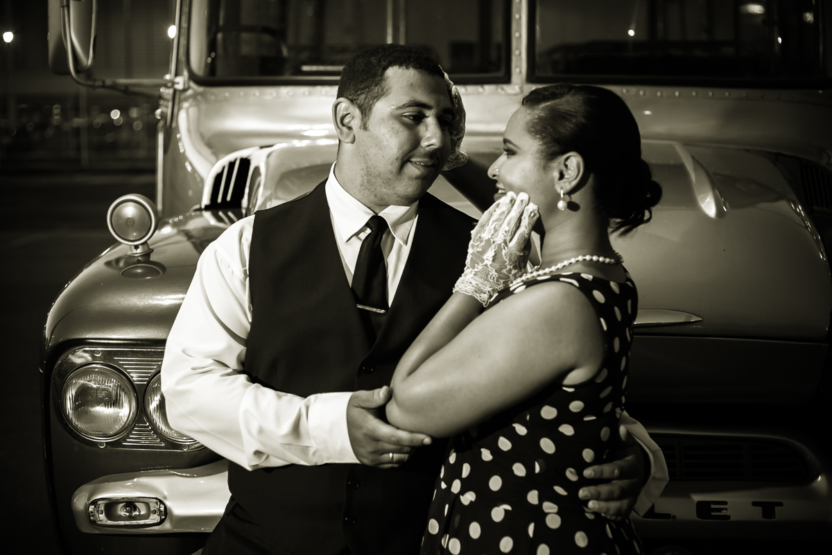 fotografia preto e branco de casal com roupas antigas para ensaio pré-casamento