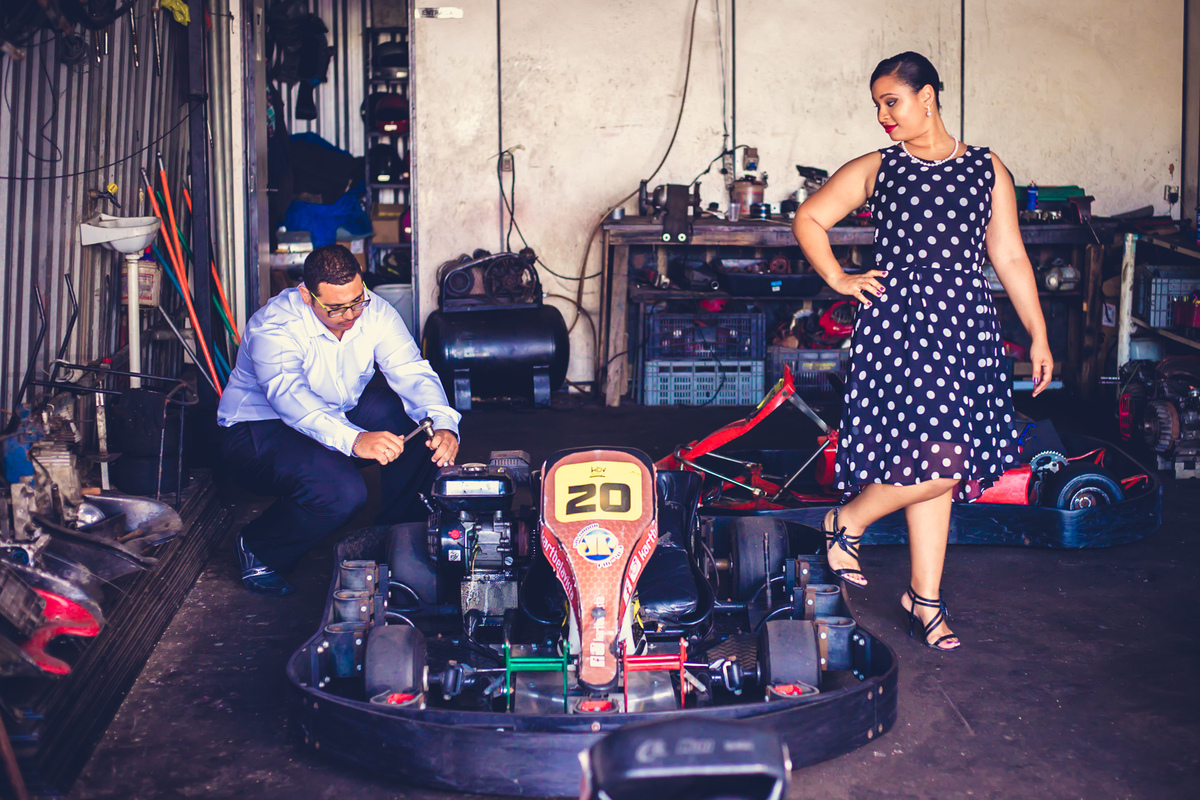 fotografia com casal de noivos dentro de uma oficina