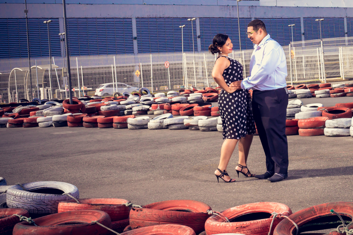 casal abraçados em uma pista de kart, pose de filme romântico