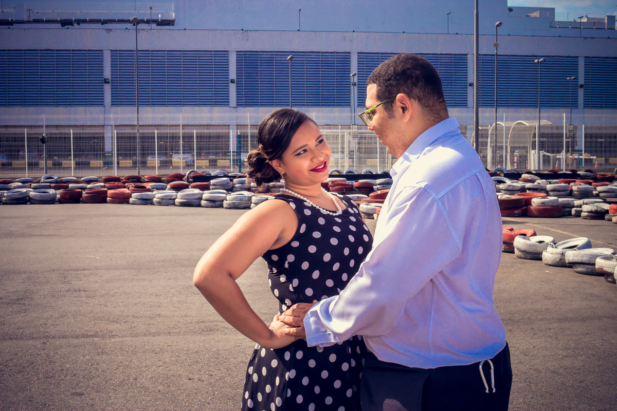 olhar apaixonado do casal em ensaio fotográfico