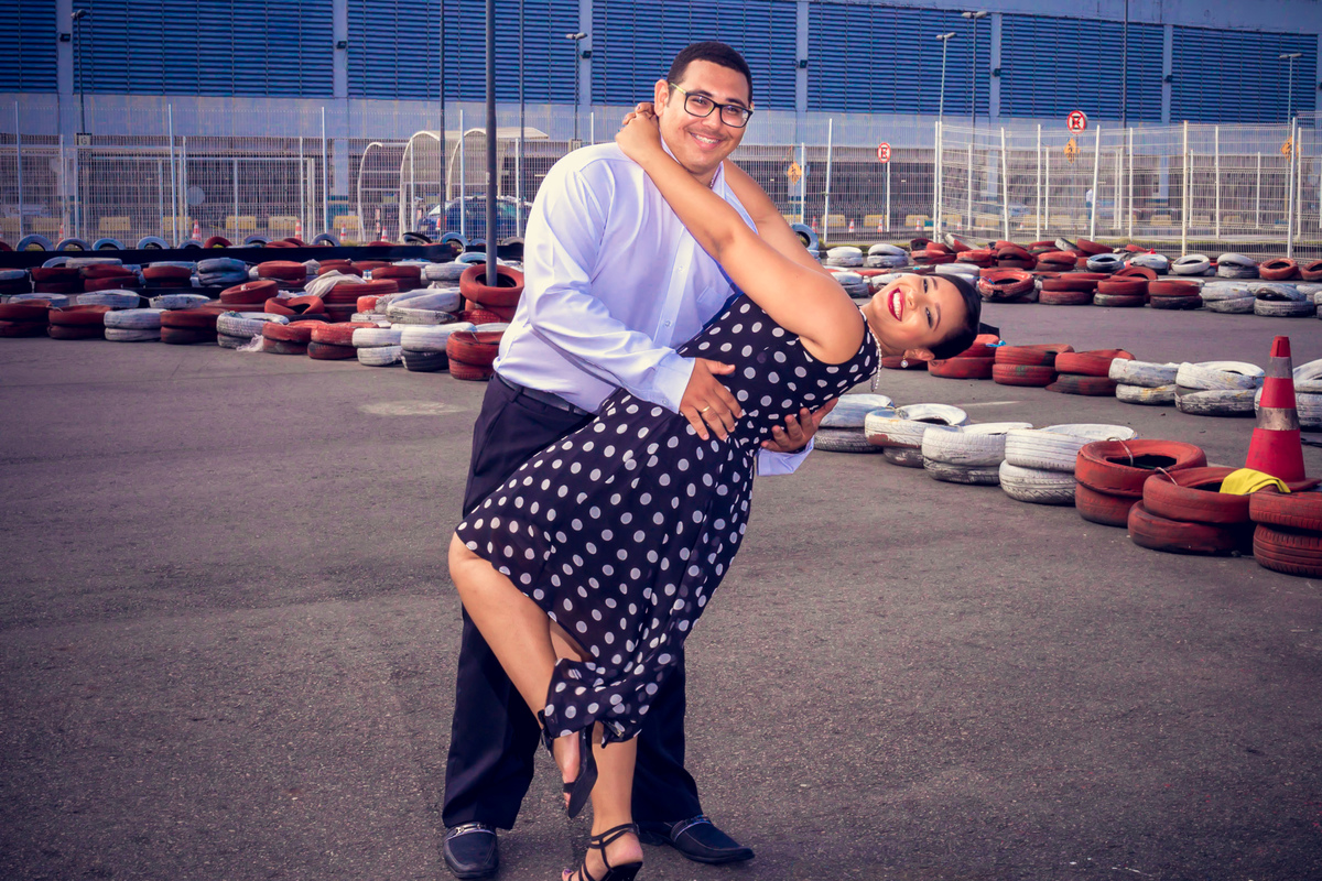 pose de dança de casais feitas em ensaio fotográfico pré-casamento
