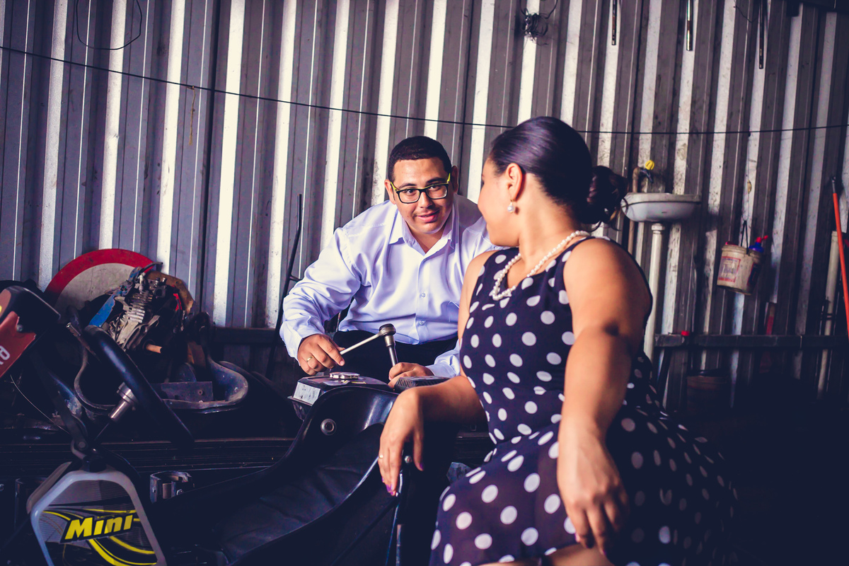 ensaio de casal pré-casamento em oficina de carro em salvador