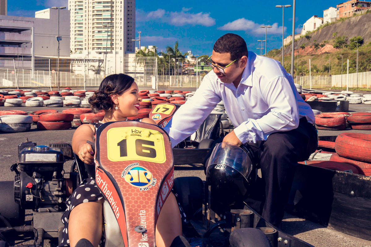 paquera do noivo derrotado em uma corrida de kart