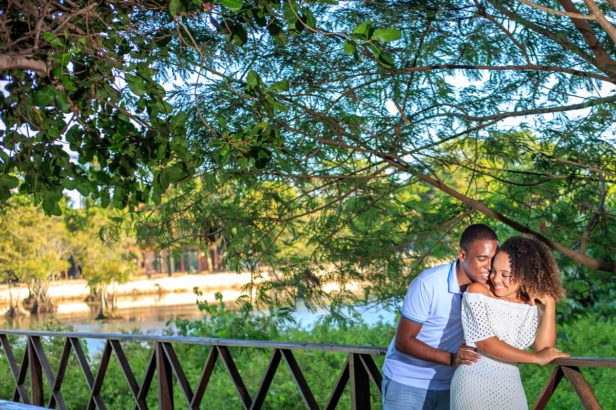 fotografia de casal na ponte da Praia do Forte