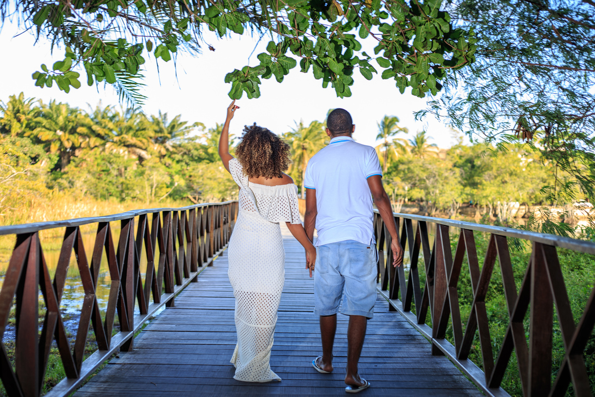 fotografia de casal andando na ponte da Praia do Forte - Bahia