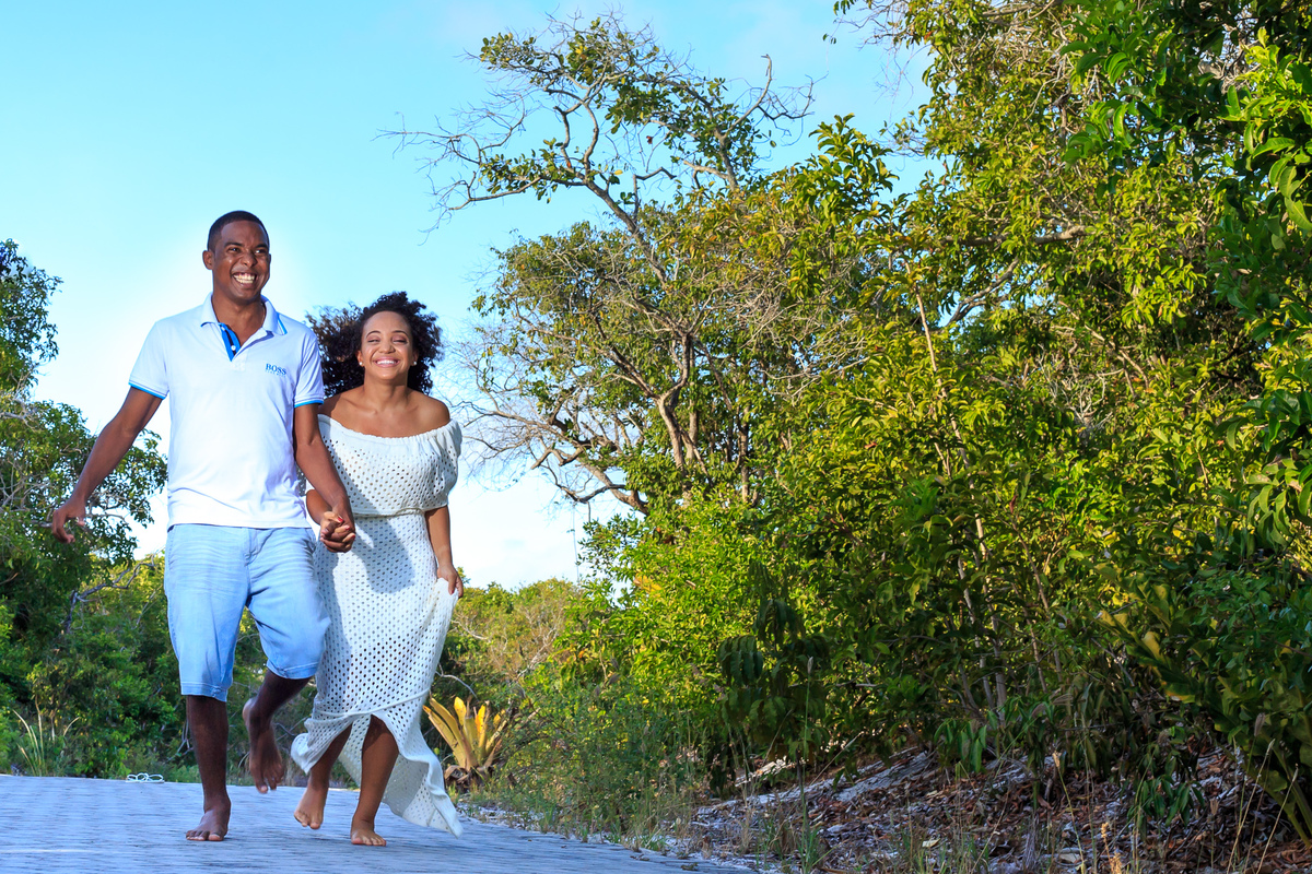 Ensaio de casal na praia do forte, casal correndo