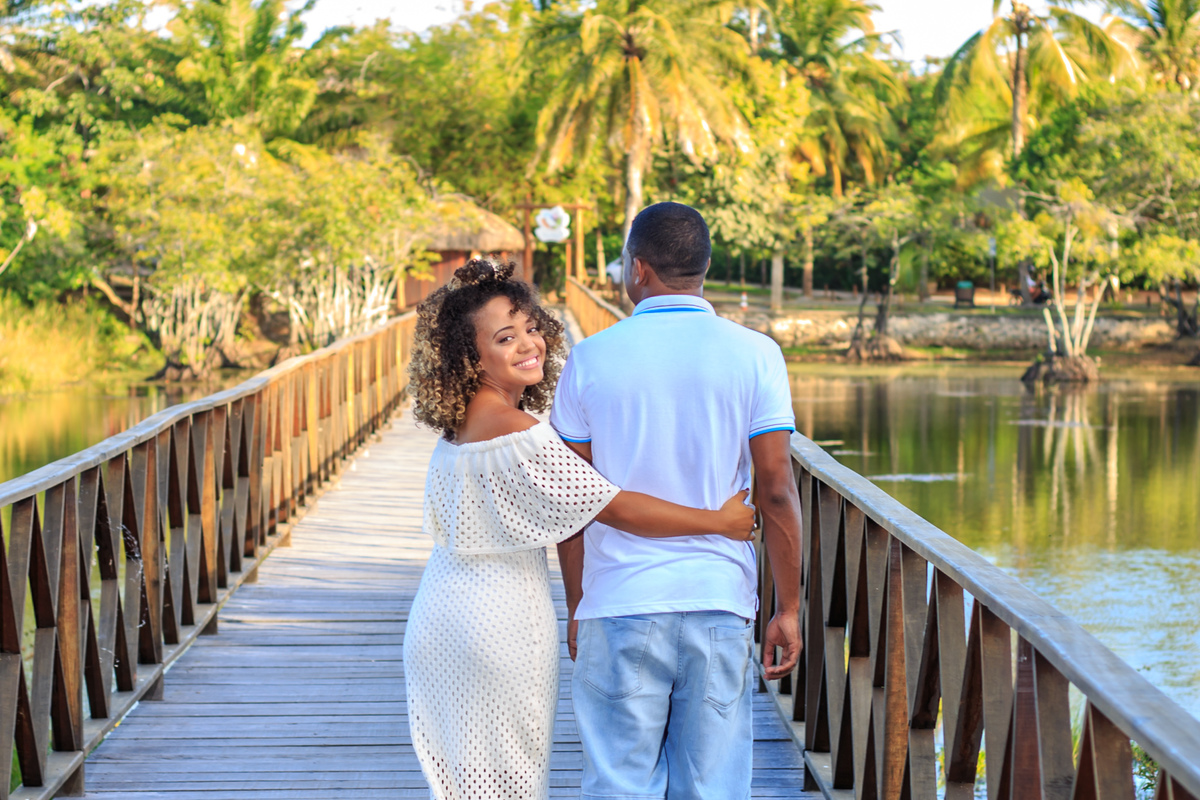 noiva olhando para câmera abraçando o noivo