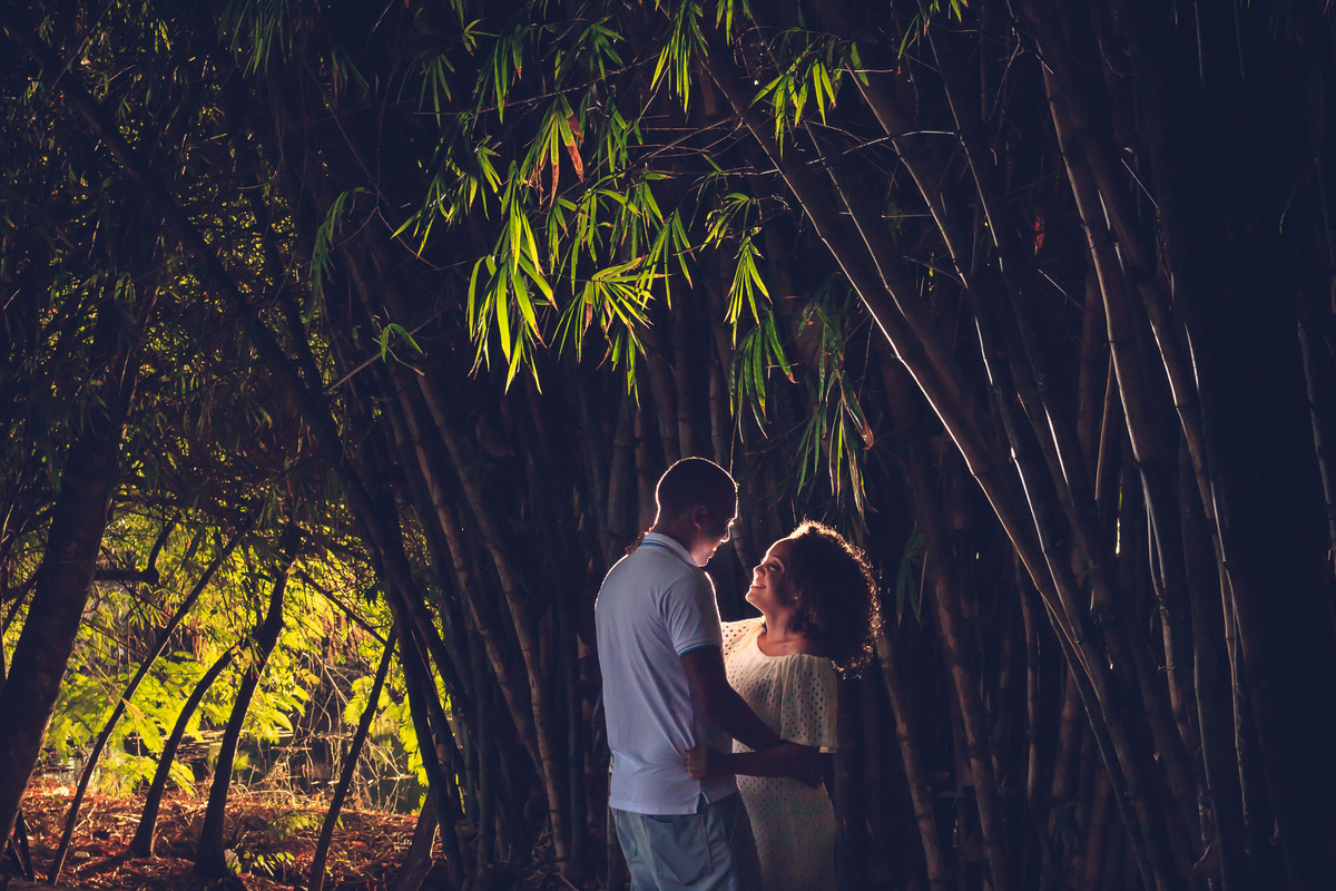 silhueta de casal em bambuzal na Praia do Forte