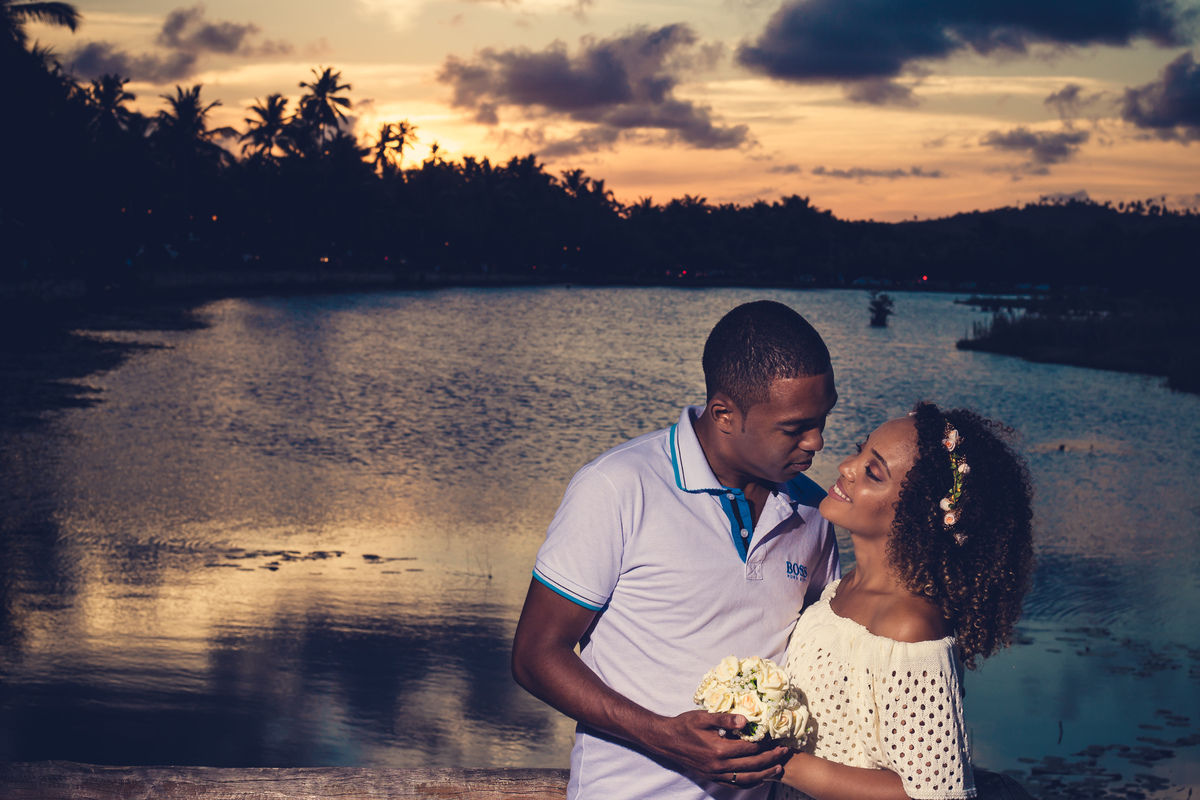 foto de casal abraçado na beira do rio na Praia do Forte