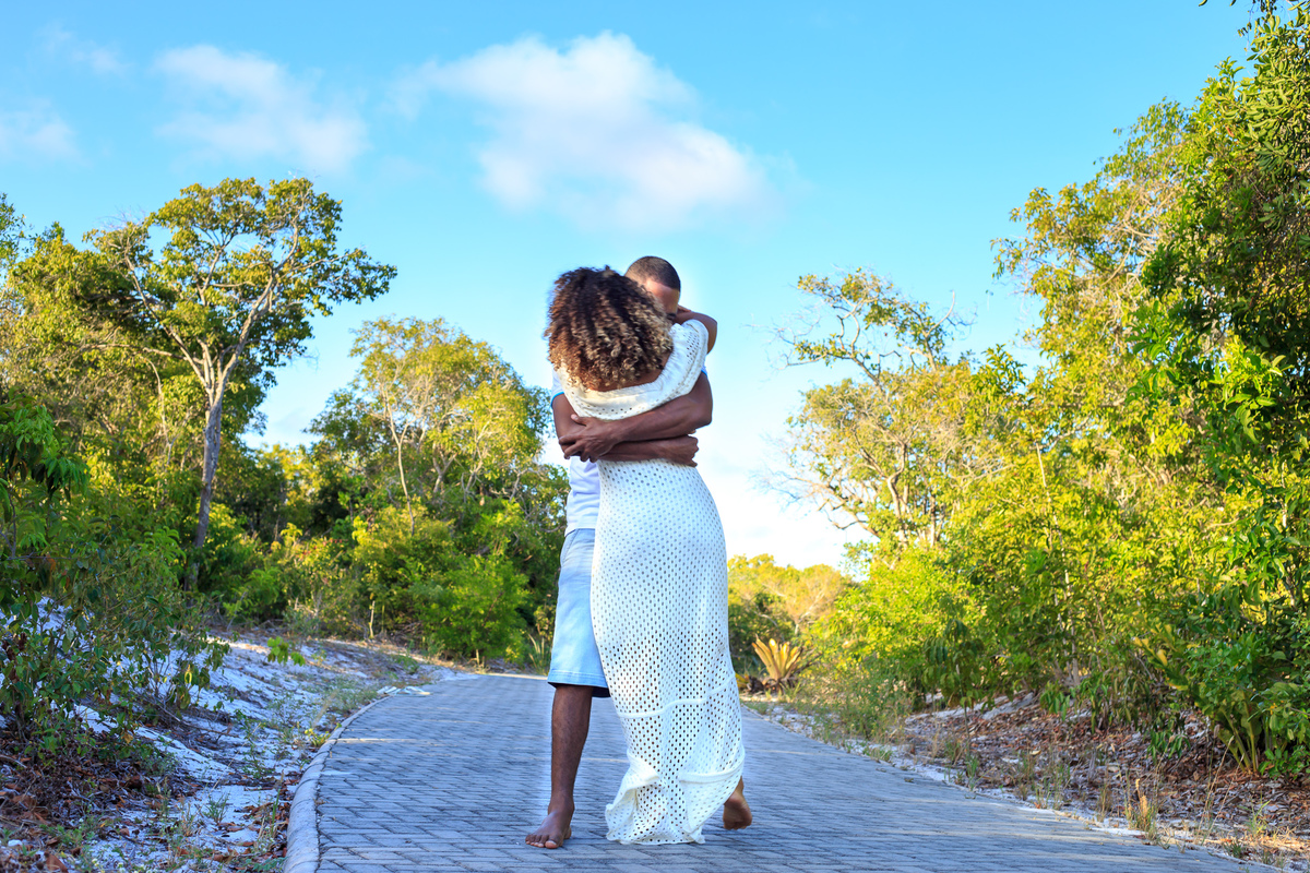 ensaio de casal com casal se abraçando 