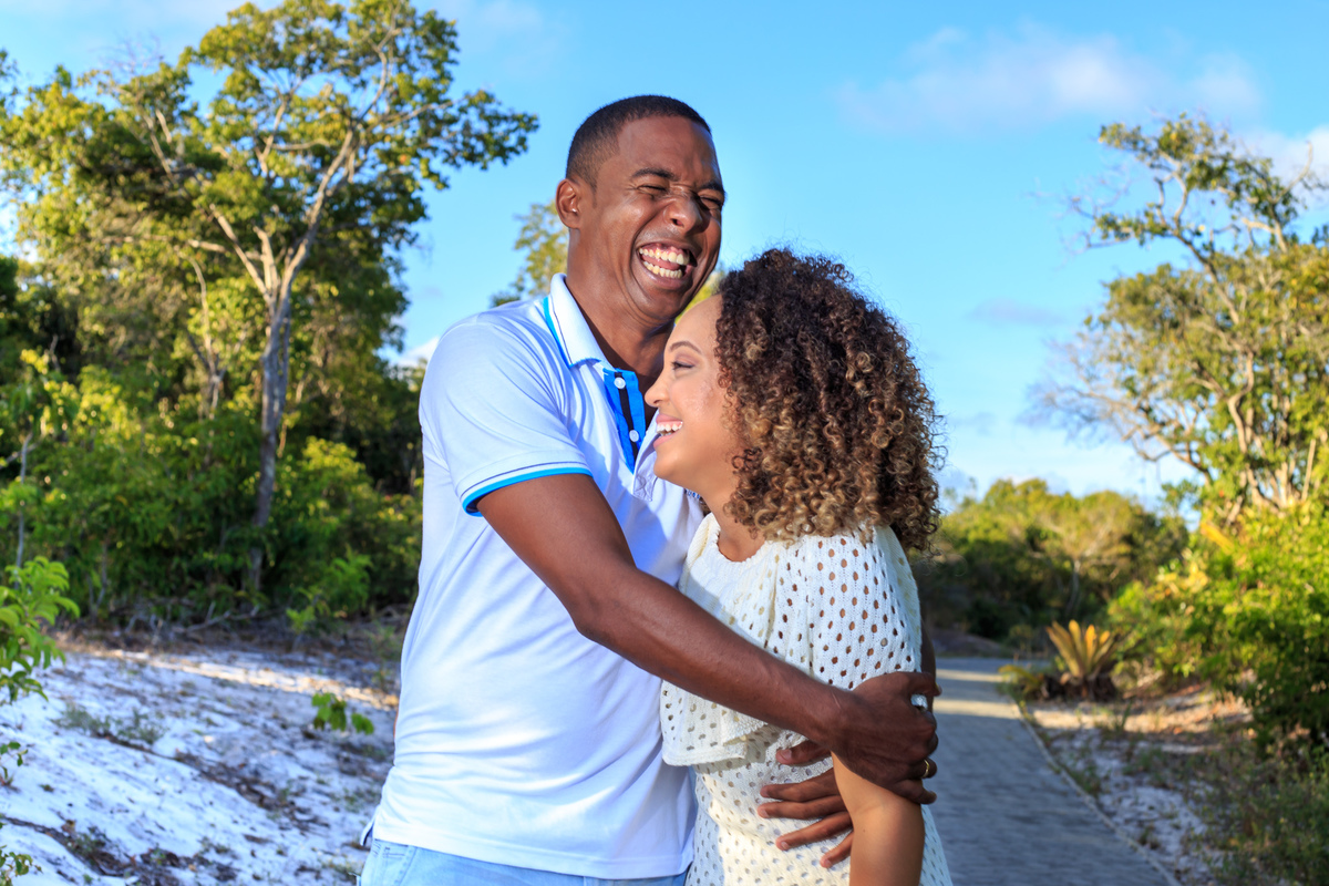 casal rindo na praia do forte em ensaio na praia do forte