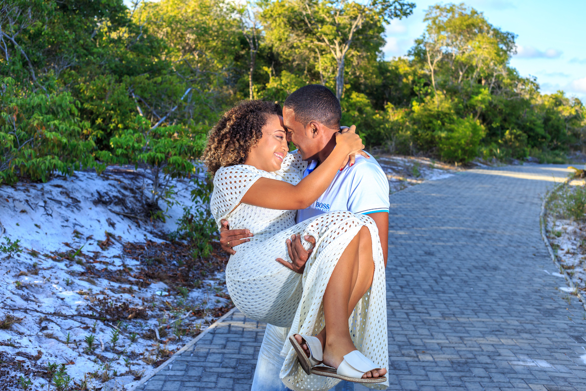 fotografia romântica de ensaio com noivo carregando a noiva no colo