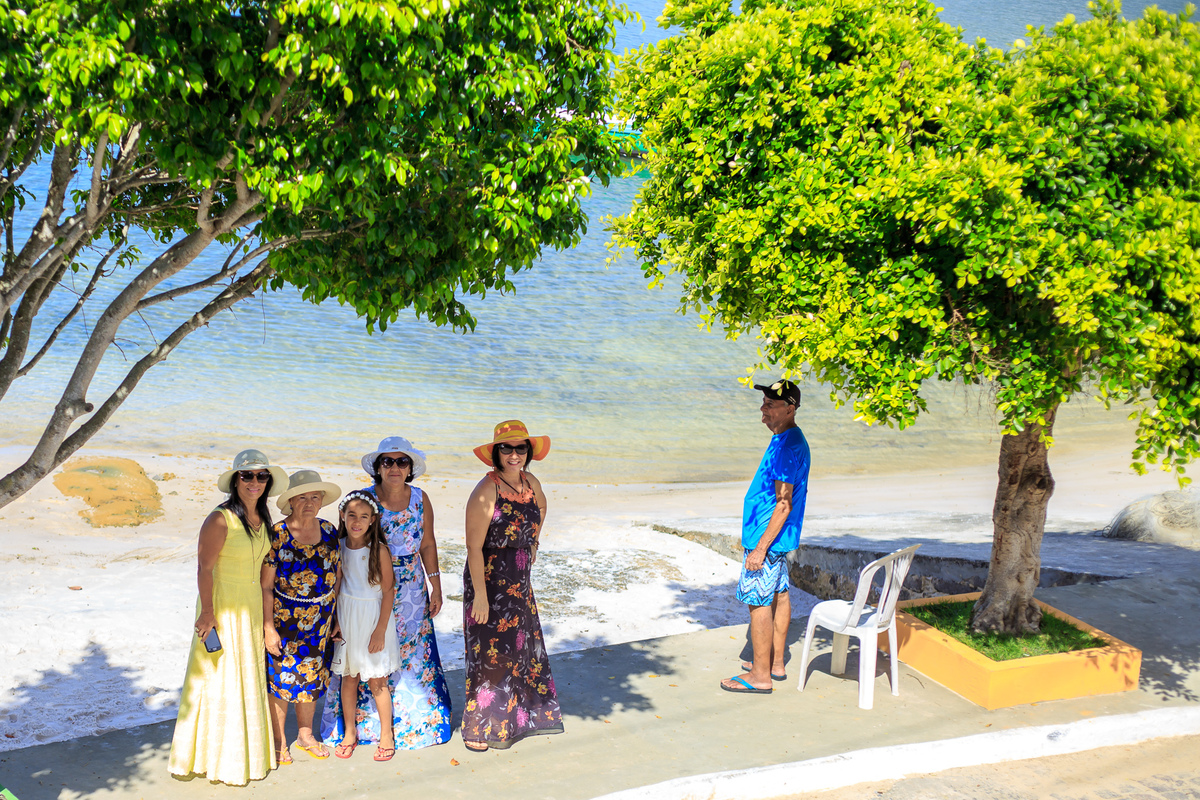 momentos da preparação da noiva em seu casamento com convidados olhando a noiva