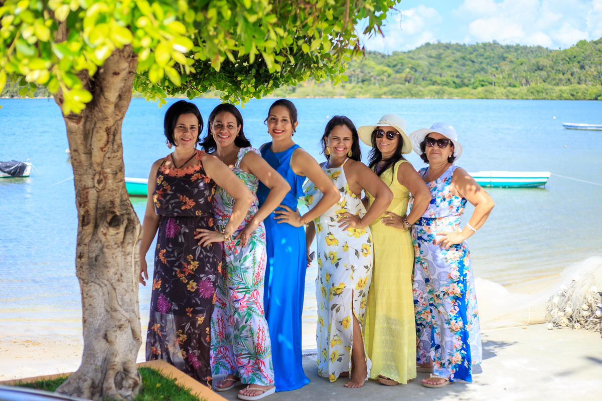 Convidadas do casamento na praia