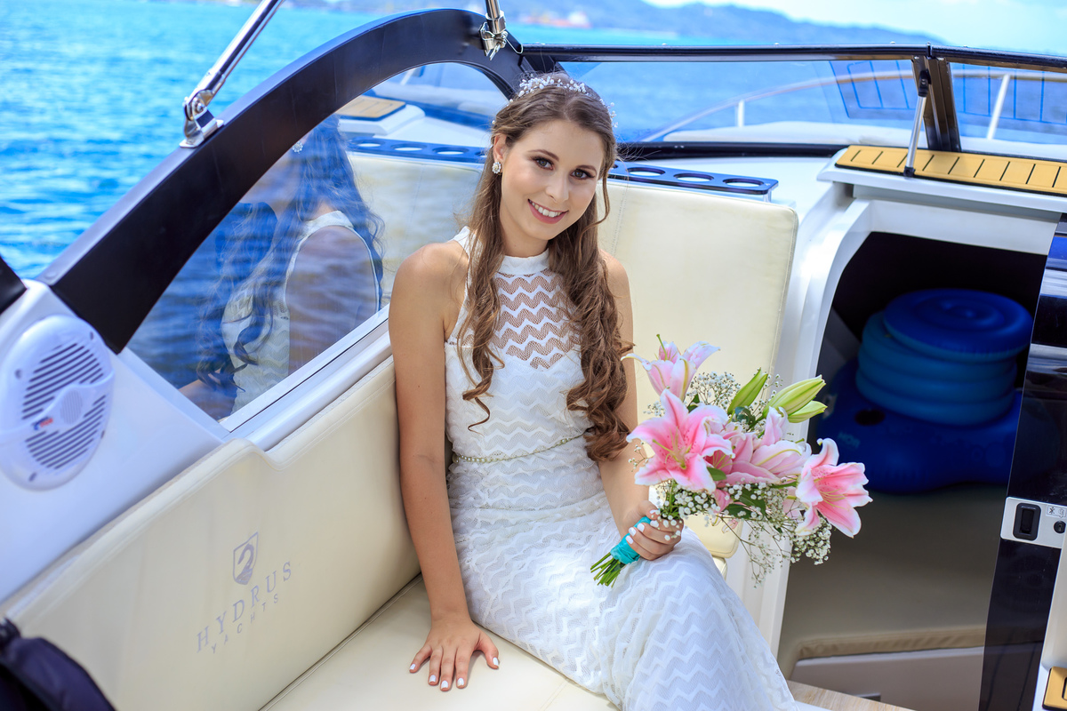 fotografia da noiva indo para o casamento de lancha