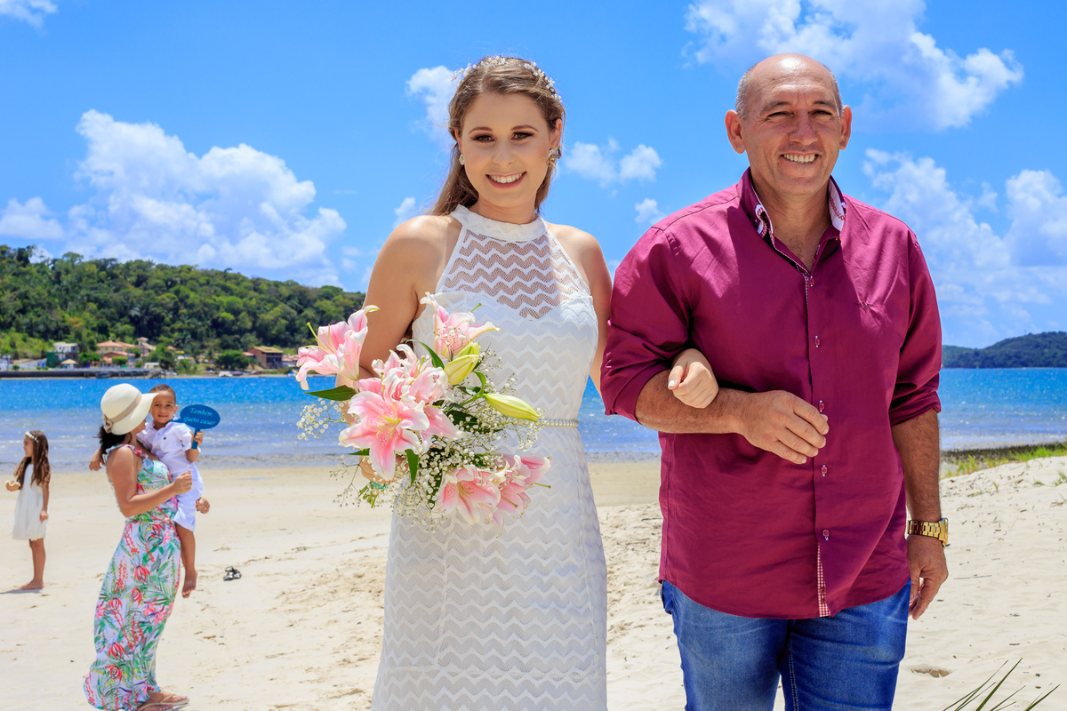 Entrada da noiva no casamento de dia