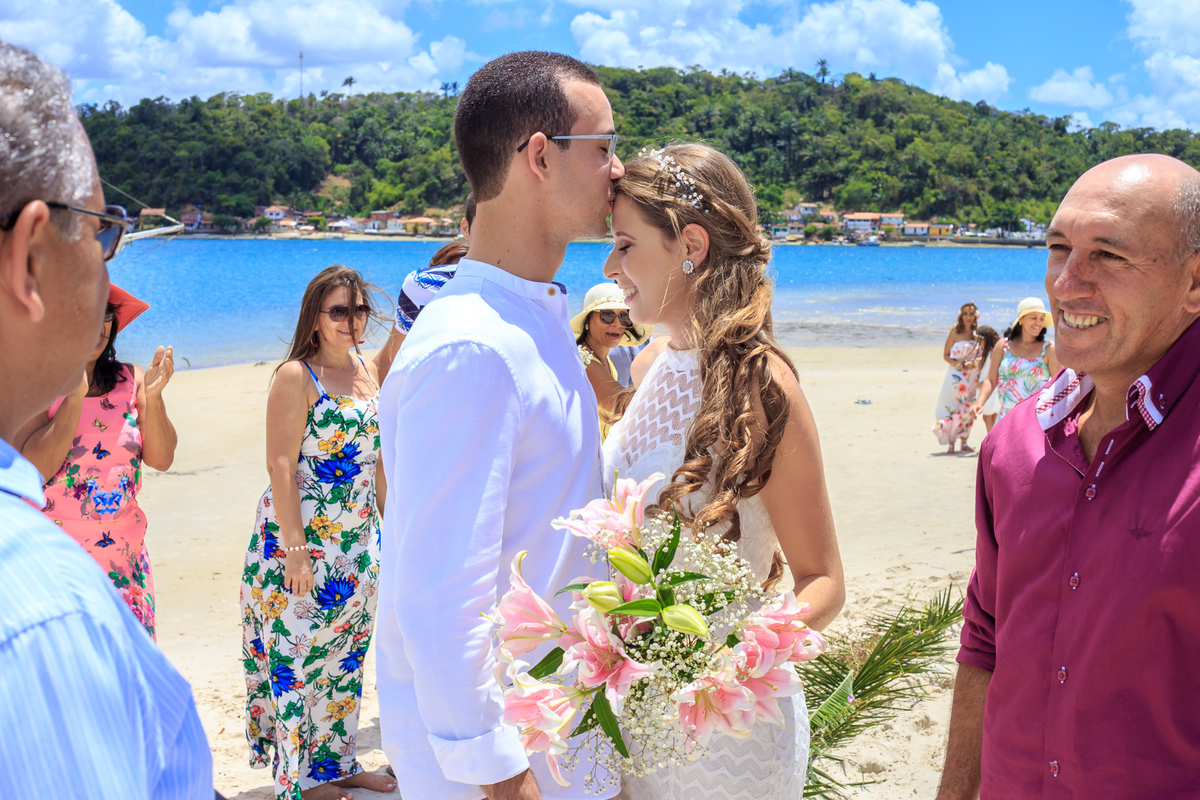 Noivo  recebendo a noiva no altar