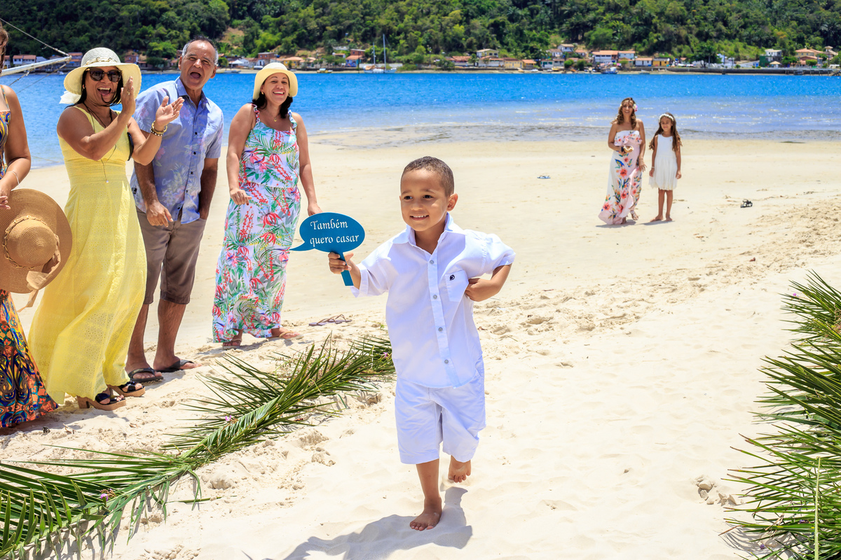 pajem correndo na entrada do casamento