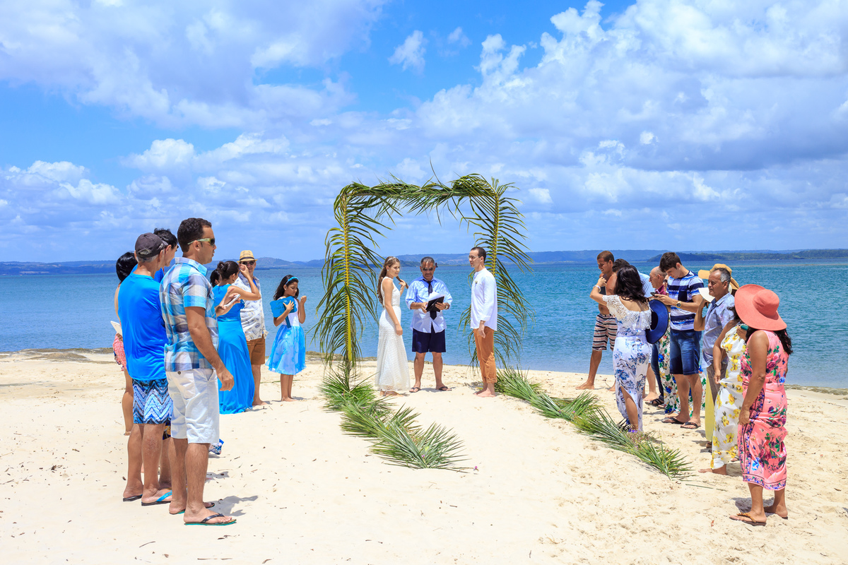 Casamento minimalista na praia com poucos convidados