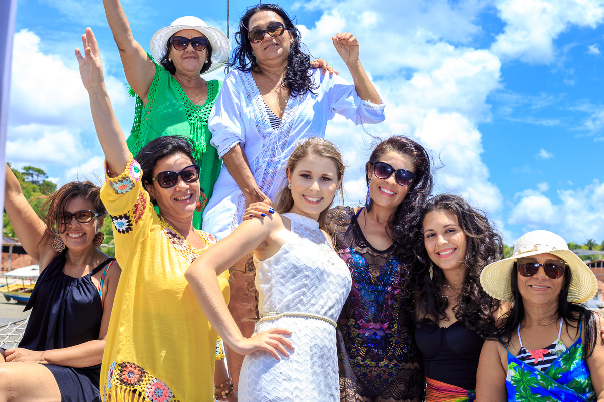 convidadas de um casamento de dia juntas com a noiva comemorando