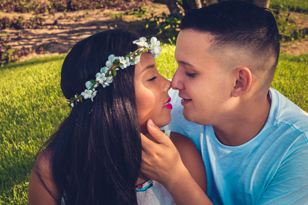casal fazendo ensaio pré-casamento na praia do forte bahia