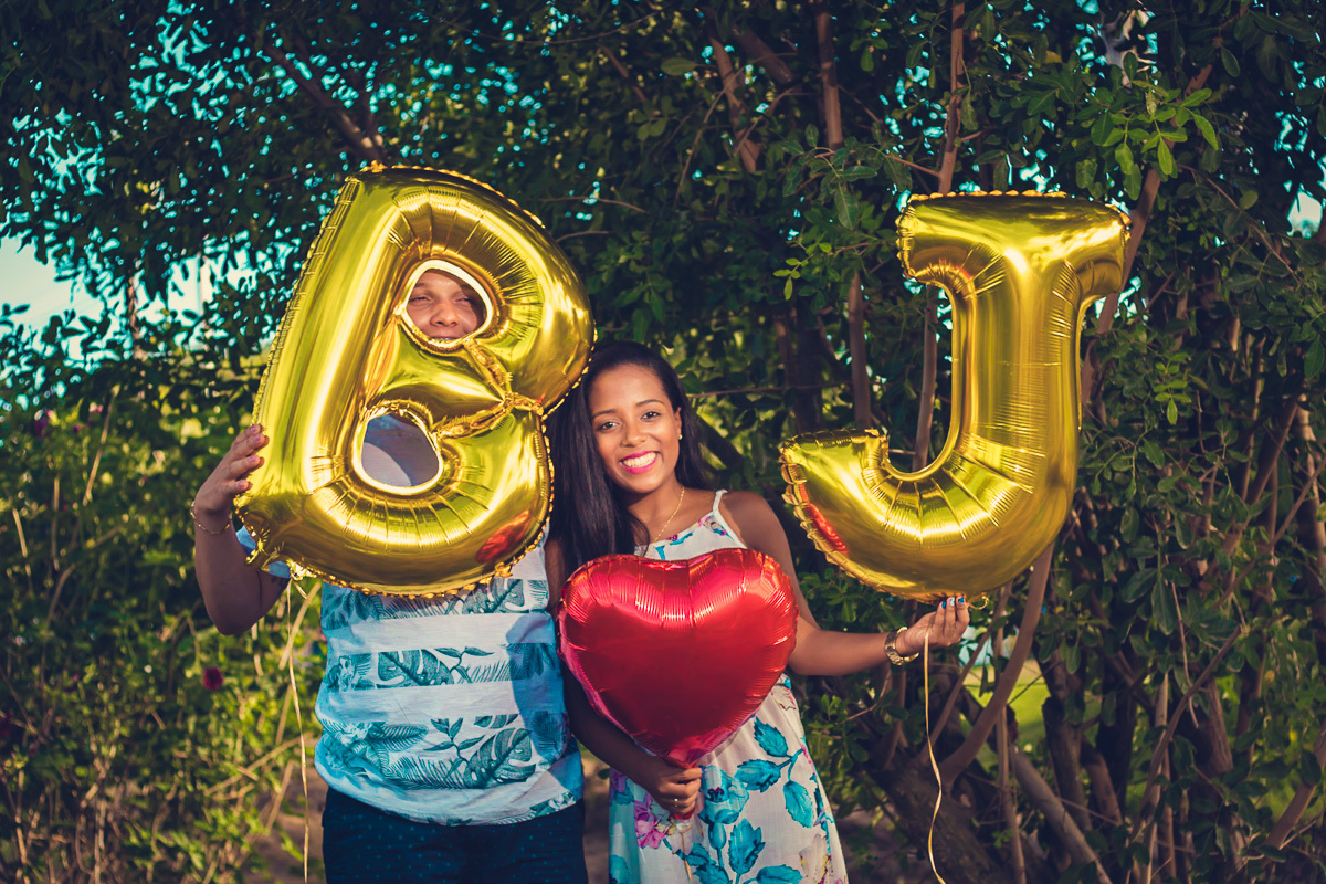 ensaio de casal com fotografia com balões infláveis na praia do forte