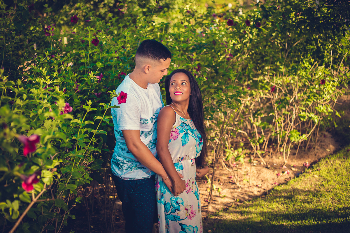 foto romântica de ensaio na praia do forte