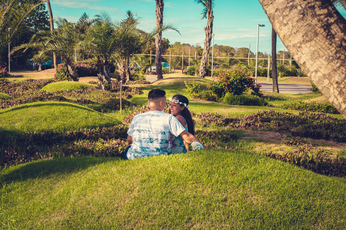 casal namorando em um campo na praia do forte