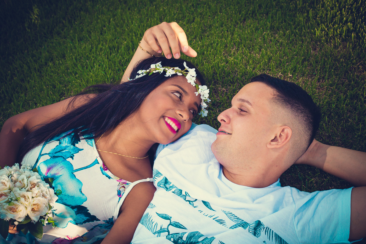 pré-casamento com noiva deitada no colo do noivo em ensaio