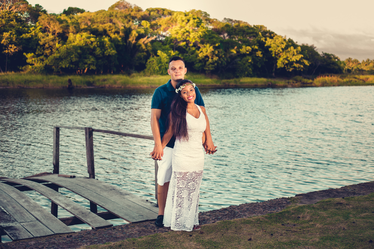 fotografia da casal a beira do rio na Bahia, praia do forte 