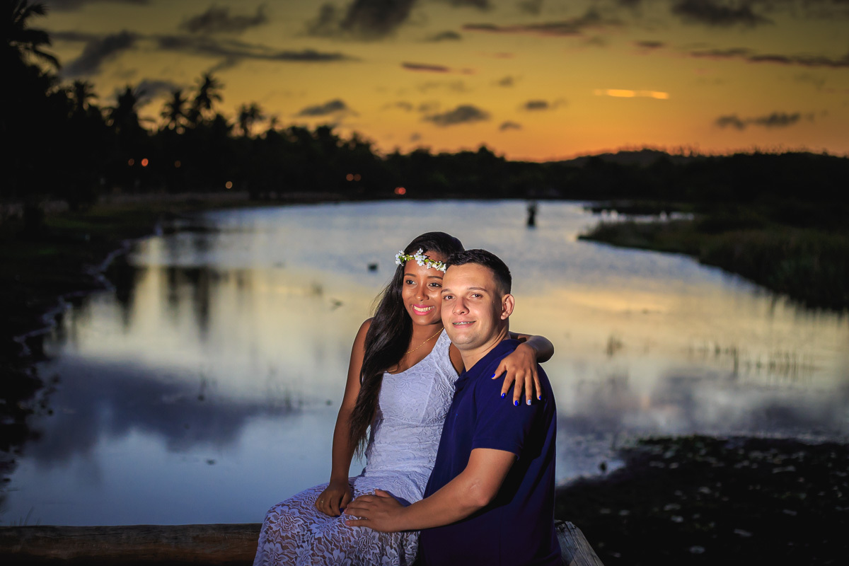 fotografia de por do sol lindo em ensaio pré-casamento na praia do forte