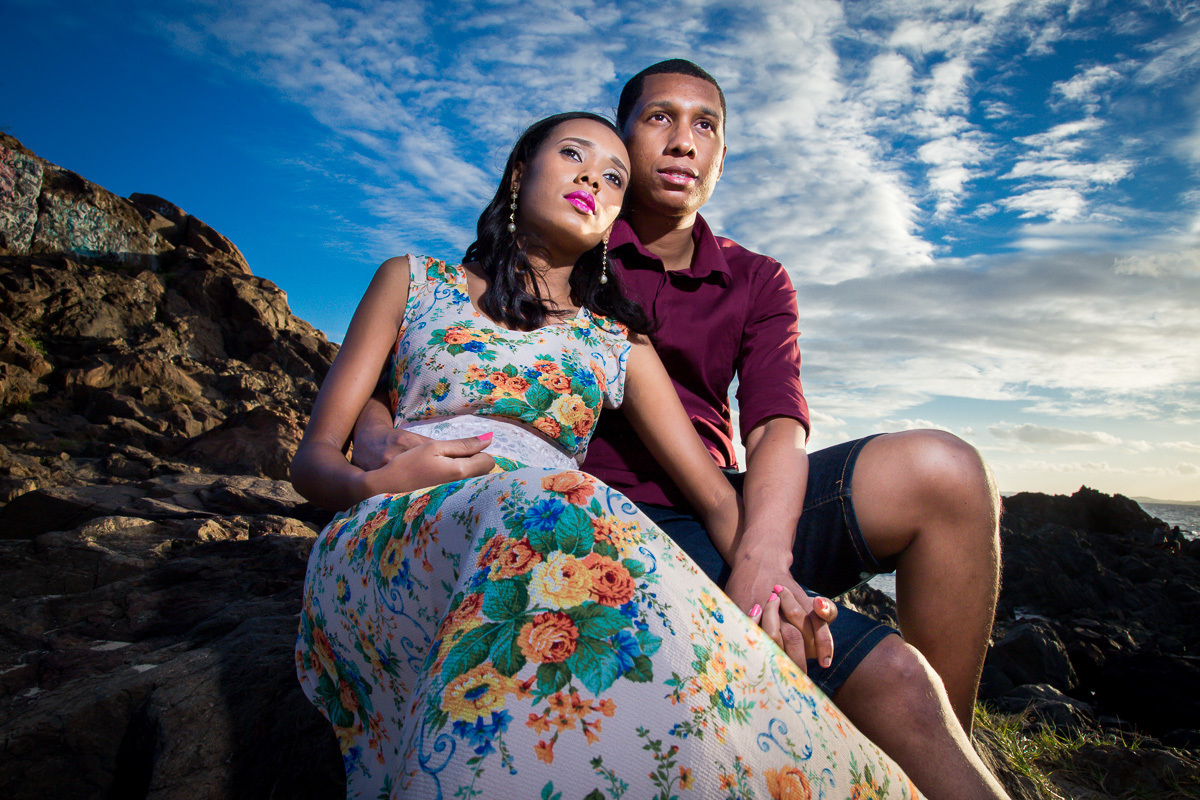 fotografia contra o sol no ensaio de casal no farol da barra
